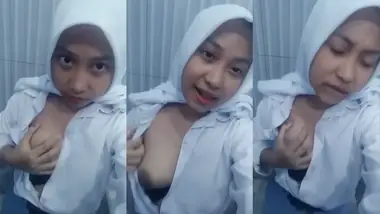 ABG Hijab SMA Pamer Dada Mulus Di Toilet Sekolah poster