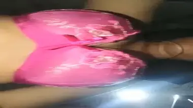 BH Pink di Balik Kain Tipis, Transparansi yang Menggantikan Kebutuhan Membuka poster