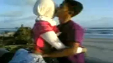 Bokep Gadis Aceh Hijab Ngentot Hot di Pantai poster