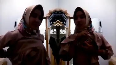 Bokep Jilbab Tobrut Sange Memek Tembem poster